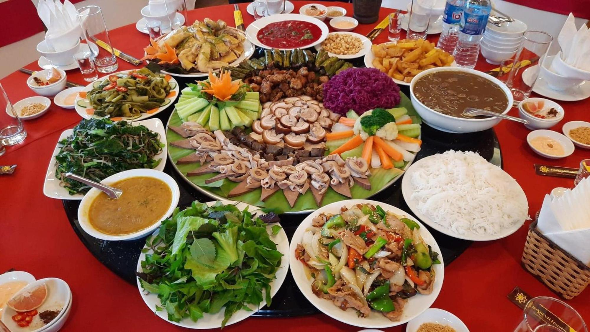 Hoa Binh Hotel Buitenkant foto
